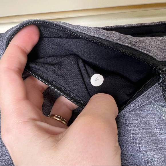 Lululemon Women’s Pace Rival Crop Leggings Black Gray Size 4 Pockets Mid Rise - Picture 9 of 13